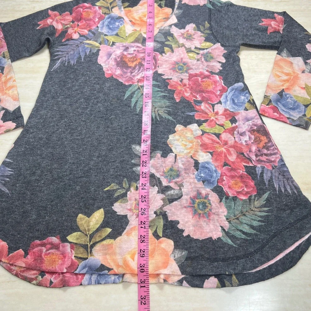 Soft Surroundings Floral Print Tunic Top V Neck Long Sleeve Gray Medium size - Picture 6 of 10